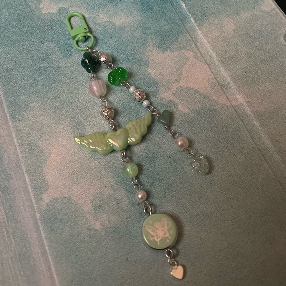 Green butterfly and angel wing keychain - Picture 3 of 5